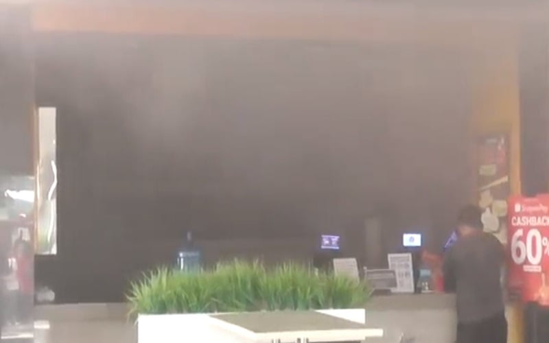 title Kebakaran Restoran Cepat Saji di Medan, 5 Unit Damkar Dikerahkan Kebakaran Restoran Cepat Saji di Medan, 5 Unit Damkar Dikerahkan