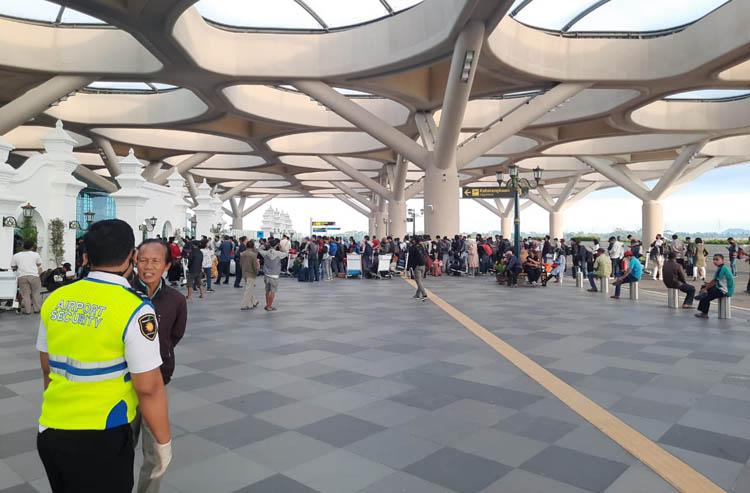  Ratusan Calon Penumpang Pesawat Menumpuk di Bandara YIA