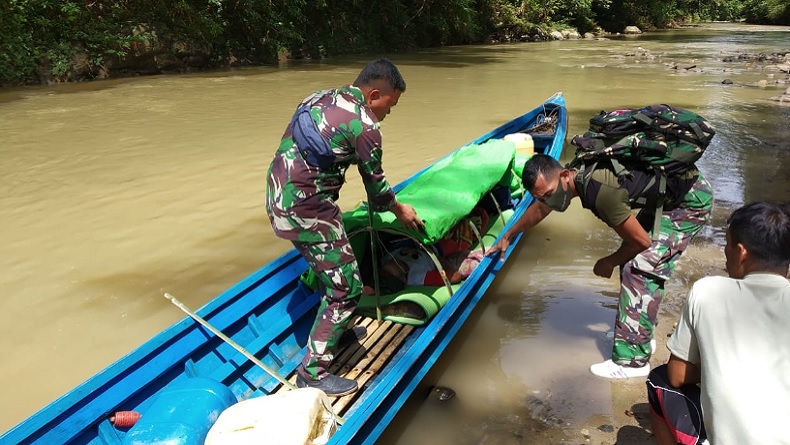 Prajurit TNI AD Arungi Sungai 6 Jam untuk Evakuasi Lansia Penderita Stroke