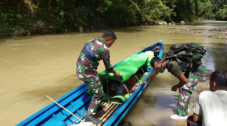 Susuri Sungai 6 Jam, Begini Perjalanan Prajurit TNI Evakuasi Lansia Stroke di Entikong