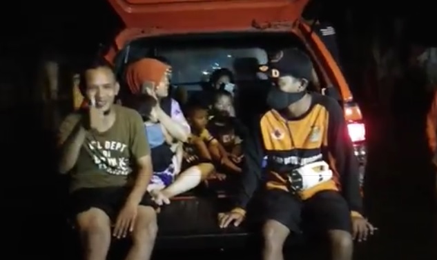 Banjir Rob Kepung Pekalongan, Petugas Kesulitan Evakuasi Warga