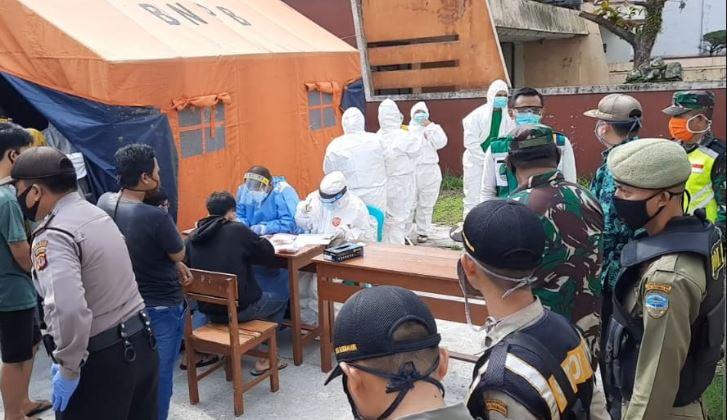 100 Warga Satu Kampung di Tasikmalaya Jalani Tes Swab