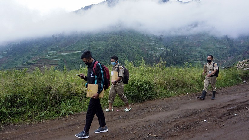Lewati Bukit, Guru-Guru di Batang Mengantar Langsung Tugas Ujian ke Rumah Siswa - Bagian 2