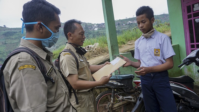 Lewati Bukit, Guru-Guru di Batang Mengantar Langsung Tugas Ujian ke Rumah Siswa - Bagian 1