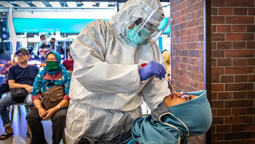 Mal Dibuka, Pengunjung Ikuti Rapid Test dan Swab Covid-19 - Bagian 1