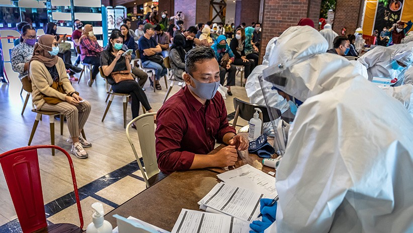 Mal Dibuka, Pengunjung Ikuti Rapid Test dan Swab Covid-19 - Bagian 2