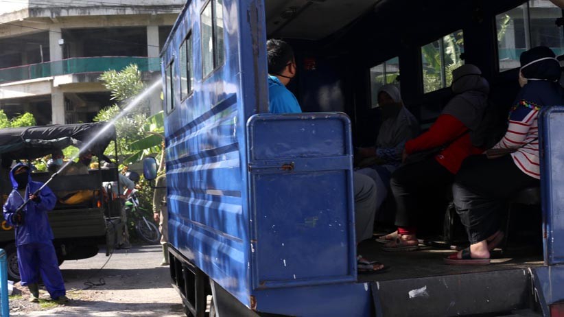 Reaktif Covid-19, Puluhan Warga Surabaya Jalani Karantina - Bagian 2