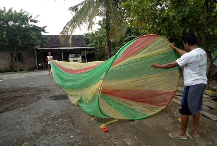 Balon Raksasa “Korona Matiyo” Jatuh di Perkebunan Jati Gunungkidul