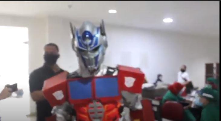 Unik, Dokter di Bogor Berkostum APD Superhero selama Pandemi Covid-19