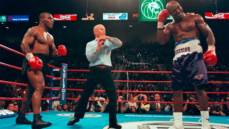 Duel Evander Holyfield versus Mike Tyson Jilid II terjadi pada 1997. (Foto: DAZN)