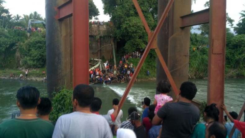 Jembatan Kayu Gadang Padang Pariaman Ambruk, 1 Pekerja Tewas