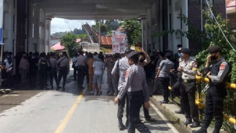 Pemeriksaan Surat Bebas Covid-19, Jalan Poros Enrekang - Toraja Lumpuh
