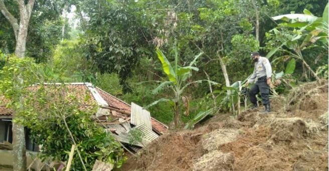 Longsor Terjang Cianjur, Puluhan KK Mengungsi ke Madrasah