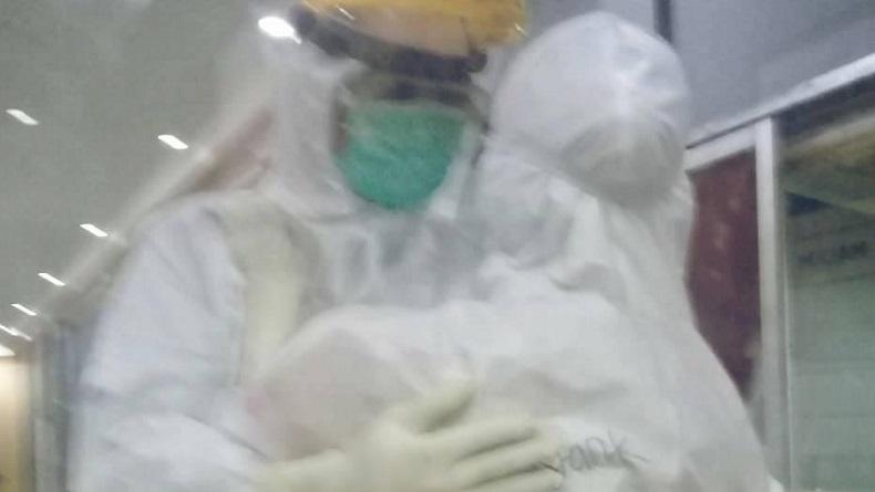 Bikin Haru, Pasutri Perawat RS SI Berpelukan dengan Baju Hazmat setelah Lama Tak Bertemu