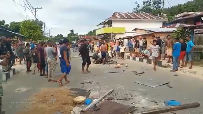 title Bocah 6 Tahun Jadi Korban Tabrak Lari, Warga Kaimana Palang Jalan Bocah 6 Tahun Jadi Korban Tabrak Lari, Warga Kaimana Palang Jalan
