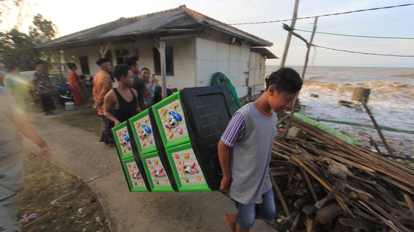 Diterjang Gelombang Tinggi, Puluhan Rumah di Pesisir Pantai Indramayu Rusak - Bagian 3