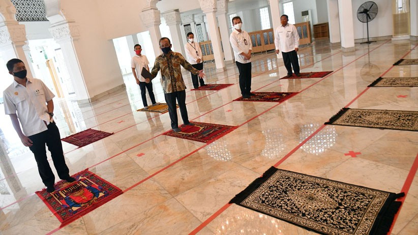 Presiden Jokowi Cek Kesiapan New Normal di Masjid Baiturrahim Istana Kepresidenan - Bagian 4