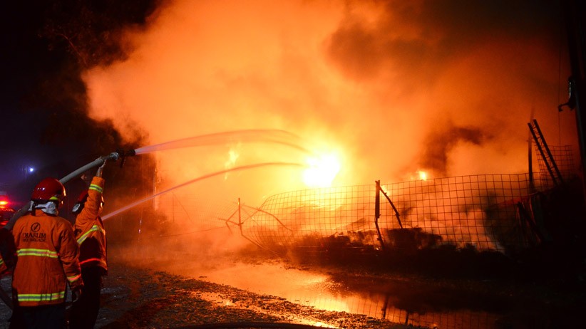 Ribuan Ban di Desa Tenggeles Kudus Ludes Terbakar - Bagian 1