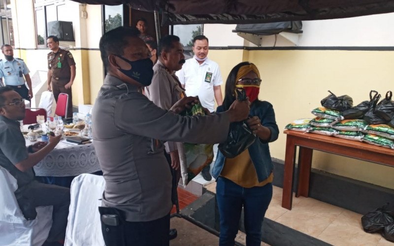 Polres Maluku Tenggara Barat Salurkan Bahan Pokok untuk Wartawan Terdampak Covid-19