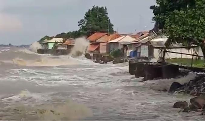 Puluhan Rumah di Indramayu Terancam Rusak akibat Ombak Laut Tinggi