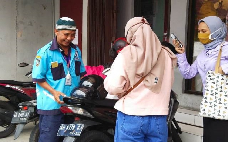 title Gagal Berangkat Haji, Tukang Parkir Ini Ikhlas Ibadahnya Tertunda Gagal Berangkat Haji, Tukang Parkir Ini Ikhlas Ibadahnya Tertunda