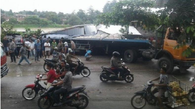 Tak Kuat Menanjak, Truk Trailer Muatan Semen Mundur Tabrak Kafe di Simalungun
