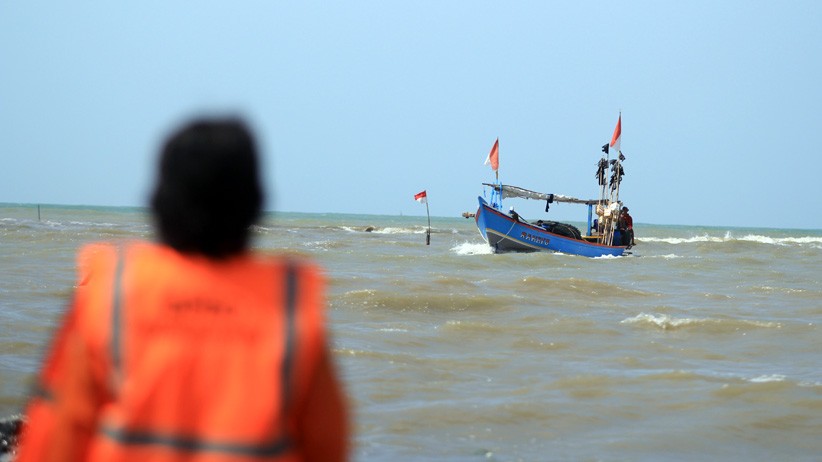 Dua Nelayan Tenggelam Diterjang Gelombang Tinggi di Muara Karangsong - Bagian 1