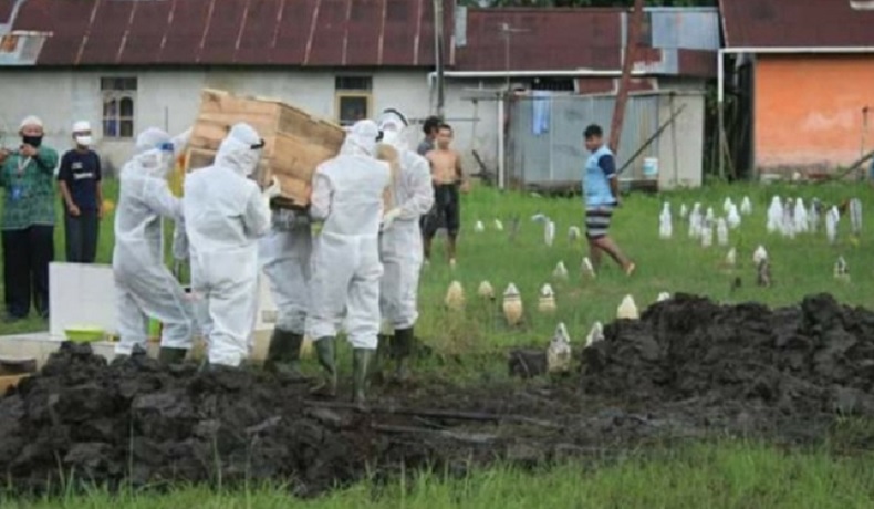 Anggota TNI Bantu Pemakaman Pasien Reaktif Rapid Test di Pontianak
