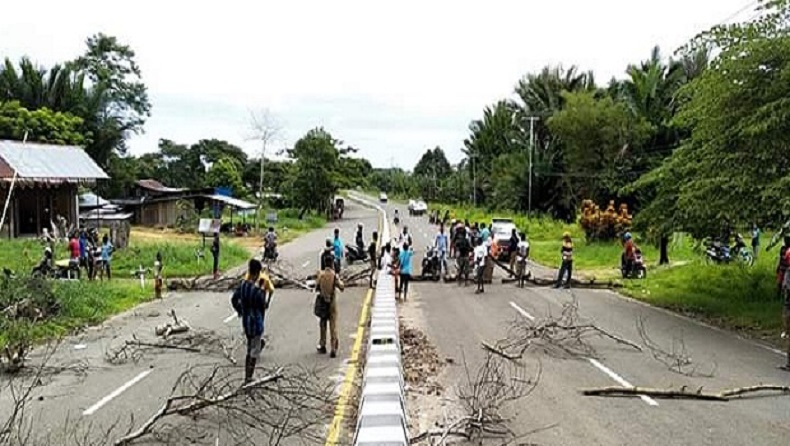 Warga Sorong Tutup Akses Jalan Menuju Kantor Bupati, Tuntut Denda Kecelakaan Rp5 Miliar