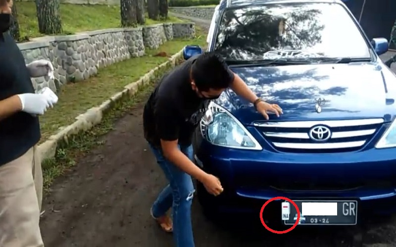 Pengendara Ini Tutupi Pelat Mobil dengan Stiker Bendera RI Agar Lolos di Check Point