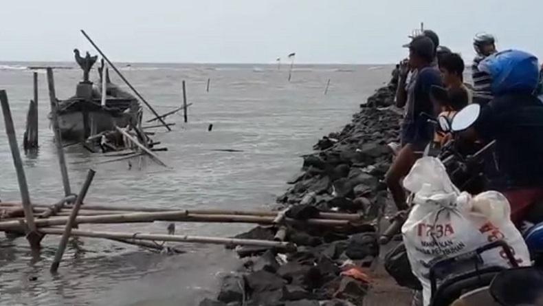 Kapal Nelayan Pantura Indramayu Tenggelam Dihantam Ombak, 1 Tewas dan 1 Hilang