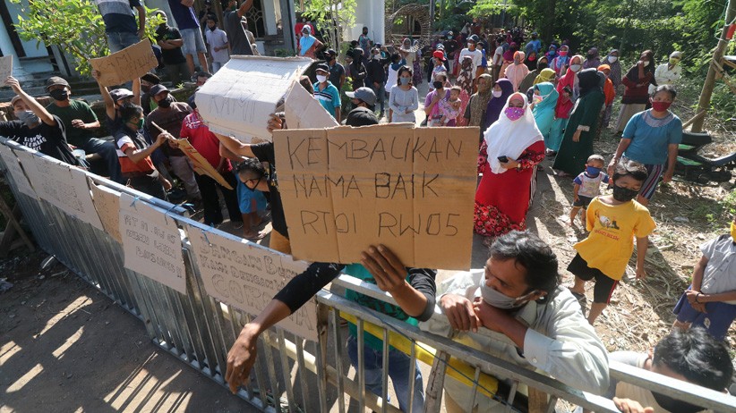Warga Desa Kedak Kediri Unjuk Rasa Tuntut Pemberlakuan New Normal - Bagian 2
