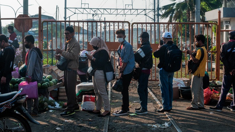 Antrean Panjang Penumpang KRL di Stasiun Rangkasbitung - Bagian 4