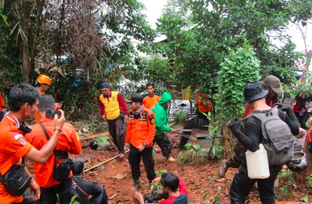 5 Pecinta Alam Ditemukan Stres setelah 2 Hari Tersesat di Hutan Saluro