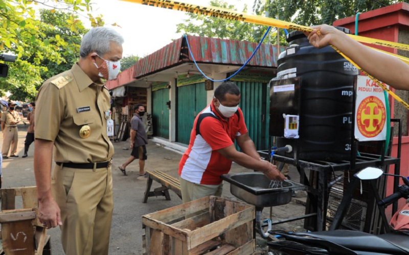 title Ganjar Pranowo Sidak ke Pasar Karangayu usai Pedagang Positif Covid-19 Ganjar Pranowo Sidak ke Pasar Karangayu usai Pedagang Positif Covid-19