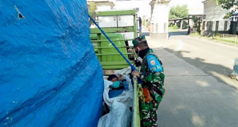 title Tak Punya Surat Bebas Covid-19, 2 Pria Sembunyi dalam Truk untuk Tinggalkan Bali Tak Punya Surat Bebas Covid-19, 2 Pria Sembunyi dalam Truk untuk Tinggalkan Bali
