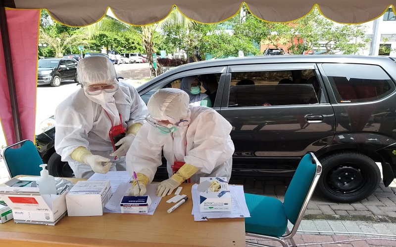 title Rumah Sakit USU Gelar Rapid Test Drive Thru untuk Warga Medan Rumah Sakit USU Gelar Rapid Test Drive Thru untuk Warga Medan