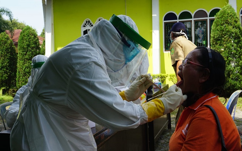 Ratusan Jemaat Gereja GBKP KM 4 Medan Ikut Tes Swab Massal yang Digelar BTKLPP
