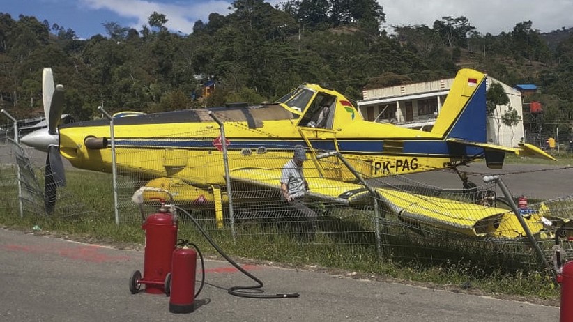 Pesawat Pengangkut BBM Tergelincir di Bandara Karubaga Papua - Bagian 2