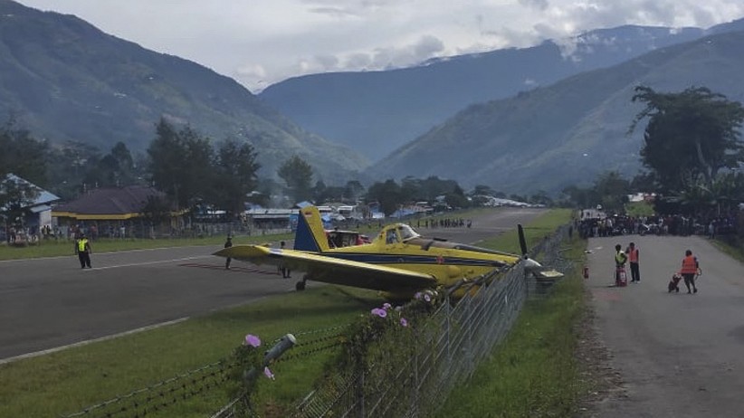 Pesawat Pengangkut BBM Tergelincir di Bandara Karubaga Papua - Bagian 1