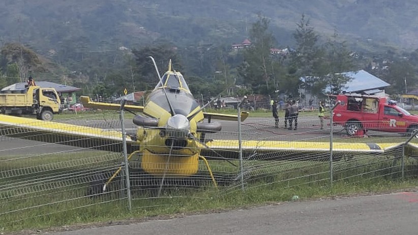 Pesawat Pengangkut BBM Tergelincir di Bandara Karubaga Papua - Bagian 3
