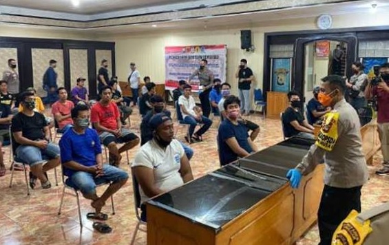 title Puluhan Orang Pengambil Paksa Jenazah di 3 Rumah Sakit Makassar Jalani Rapid Test Puluhan Orang Pengambil Paksa Jenazah di 3 Rumah Sakit Makassar Jalani Rapid Test