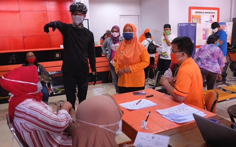Ganjar Pranowo Tegur Petugas PT Pos yang Tak Pakai Sarung Tangan saat Layani BST