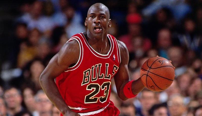 perjudicar Molester pluma 5 Pemain Basket yang Membuat NBA Mengubah Aturan Permainan, Ada Michael  Jordan
