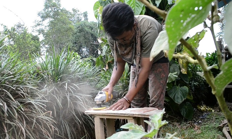 Pemuda di Paninjauan Tanah Datar Olah Limbah Kayu Menjadi Cover Buku 