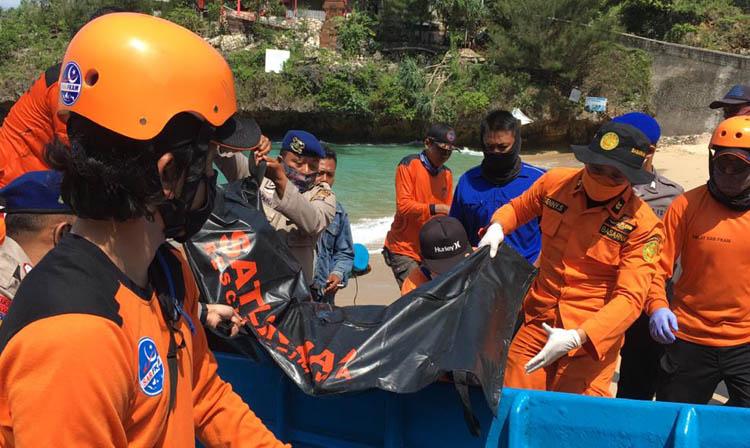 title Nelayan Hilang di Tebing Watu Bolong Ditemukan Meninggal Nelayan Hilang di Tebing Watu Bolong Ditemukan Meninggal