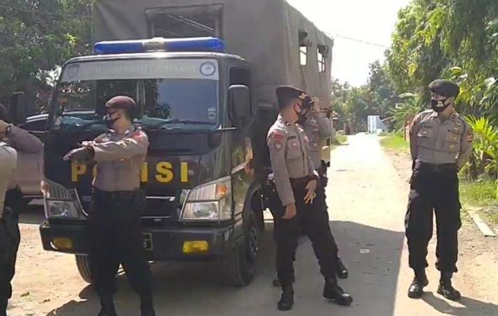 title Kelompok Pemuda Dua Desa di Cirebon Tawuran, Belasan Rumah Rusak Kelompok Pemuda Dua Desa di Cirebon Tawuran, Belasan Rumah Rusak