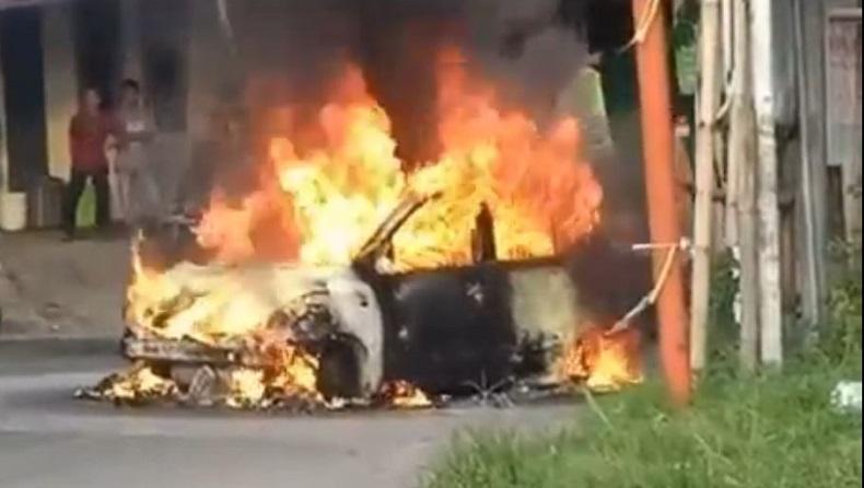 Mobil Terbakar di Lampu Merah Jember, Diduga akibat Korsleting Listrik