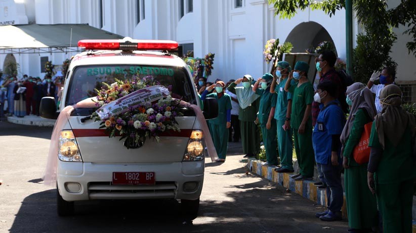 Suasana Haru Tim Medis Lepas Jenazah Dokter RSUD dr Soetomo Wafat Positif Corona - Bagian 2