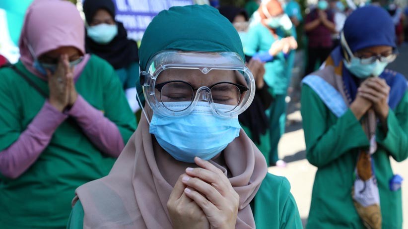 Suasana Haru Tim Medis Lepas Jenazah Dokter RSUD dr Soetomo Wafat Positif Corona - Bagian 3